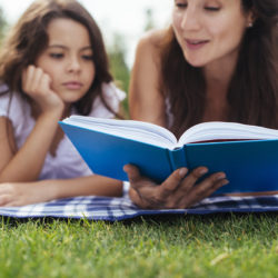 mãe e filha lendo