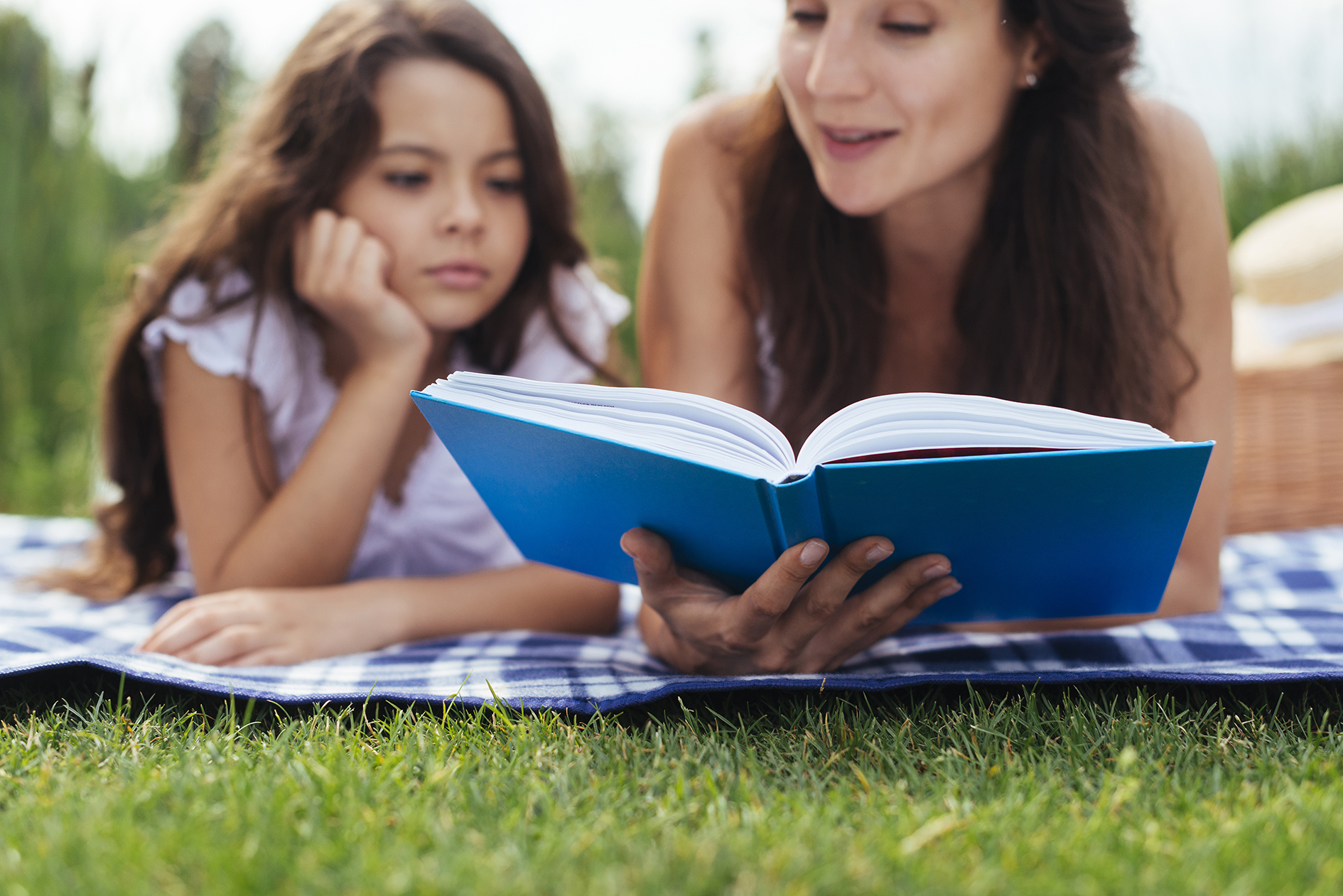 mãe e filha lendo